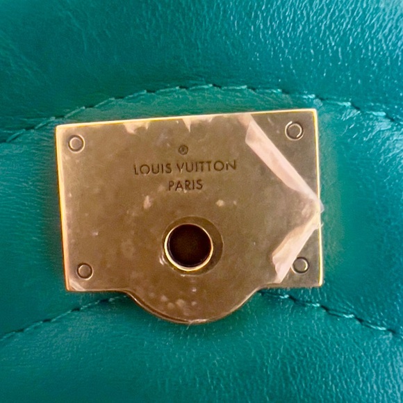 Louis Vuitton Green Leather Shoulder Bag with Gold Chain - Picture 7 of 14